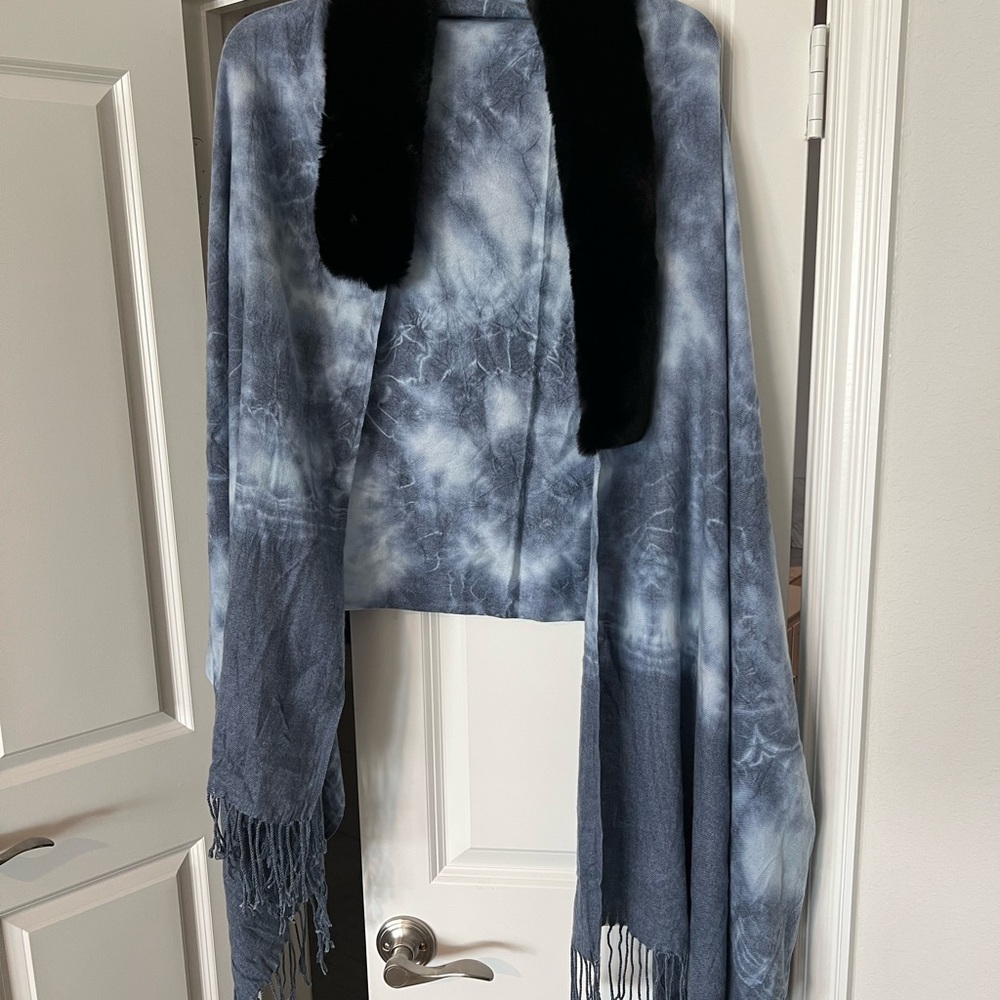 Chic Tie-Dye Shawl with Black Fur Trim